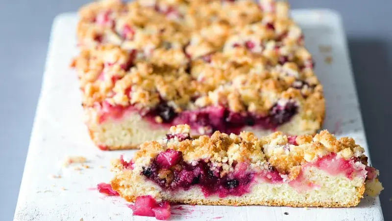 Kynutý rebarborový koláč s drobenkou