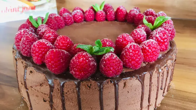 Čokoládový dort se zakysanou smetanou a malinami