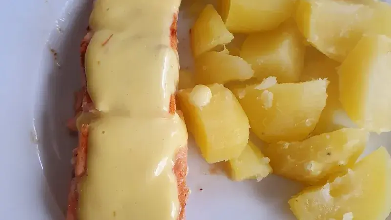 Losos se šafránovou omáčkou a rozmarýnovými bramborami