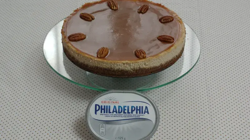 Skořicový cheesecake se slaným karamelem