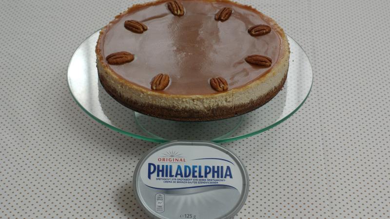 Skořicový cheesecake se slaným karamelem