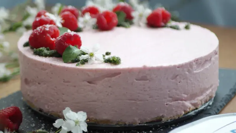 Nepečený malinový cheesecake s mátovo-bazalkovým cukrem