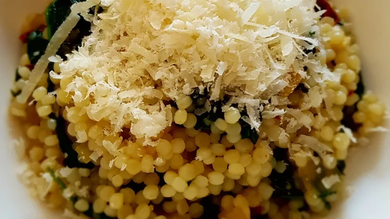 Tarhoňa s baby špenátem a sušenými rajčaty