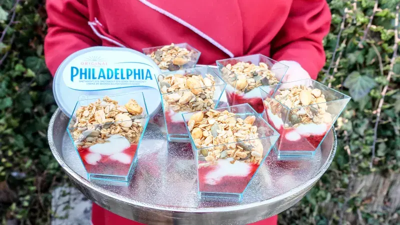 Obrácený nepečený cheesecake s medovou granolou