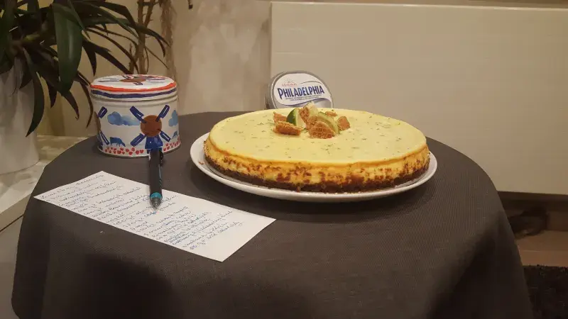 Limetkový cheesecake s bílou čokoládou a s vaflemi