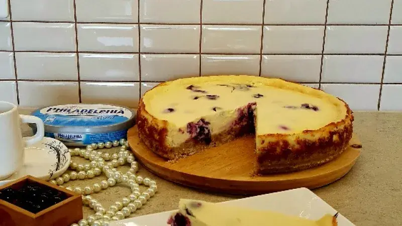 Borůvkový cheesecake s korpusem z lískových oříšků