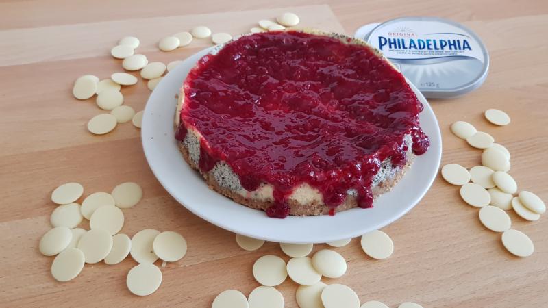 Makový cheesecake s bílou čokoládou a brusinkovou omáčkou