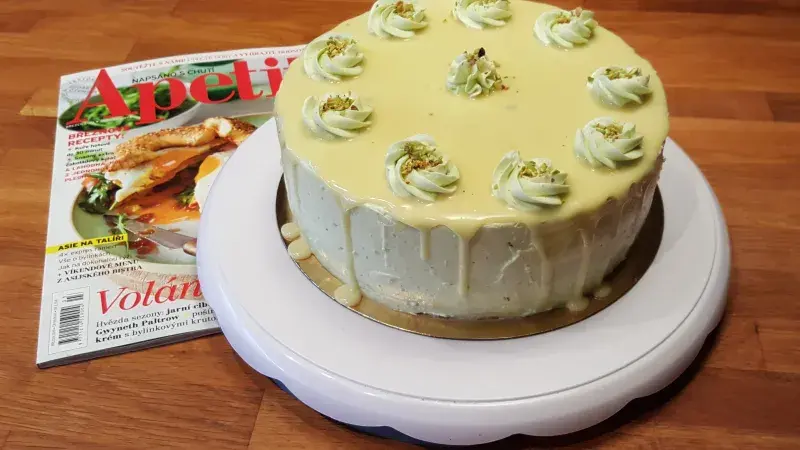 Pistáciový dort s polevou z bílé čokolády