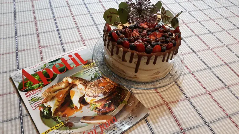 Vanilkový dort s merunkovou marmeládou a levandulí