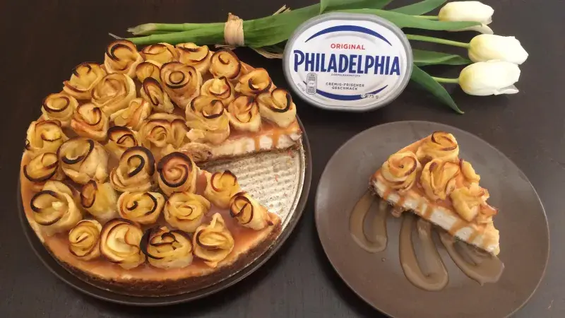 Cheesecake s jablečnými růžičkami zalitý karamelem