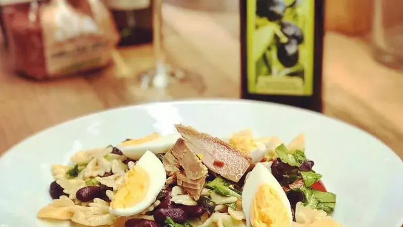 Těstovinový salát s fazolemi a tuňákem