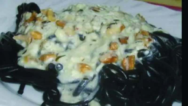 Třísýrová omáčka s ořechy