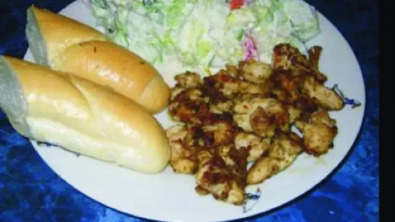 Kuřecí maso se zeleninovým salátem