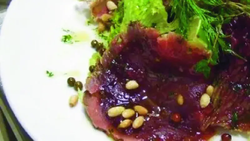 Listový salát s čerstvým tuňákem