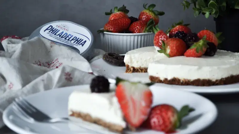 Smetanový cheescake s jahodami a pudinkem