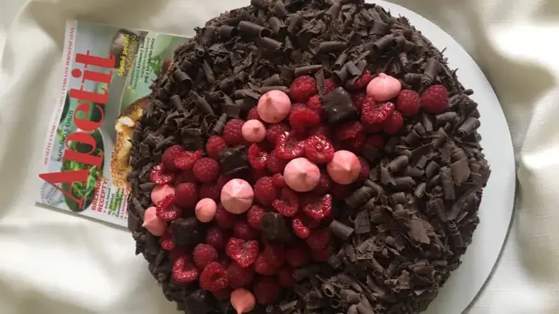 Čokoládovo malinový dort s čokoládovými hoblinami