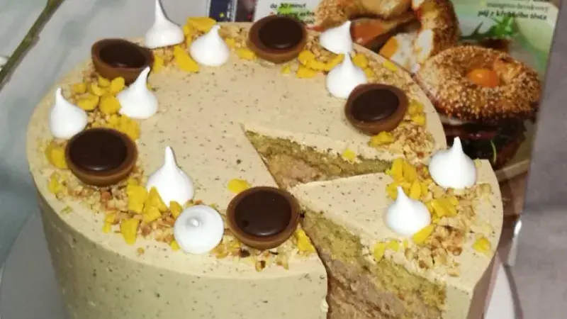 Oříškový dort s karamelovým korpusem