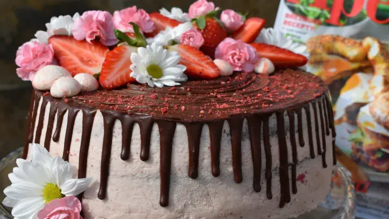 Kefírový dort s mascarpone krémem a jahodami