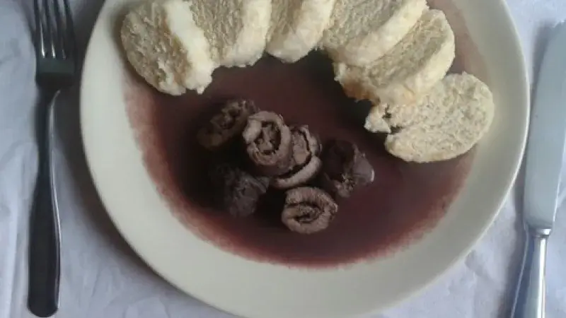 Kančí kýta s brusinkovou omáčkou