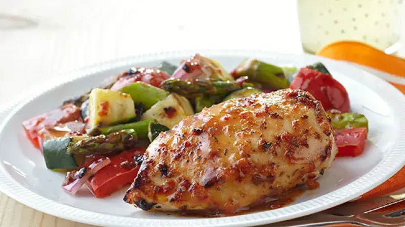 Grilovaný kuřecí steak se zeleninou