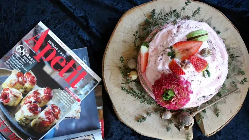 Makový dort s jahodovým krémem a tymiánem