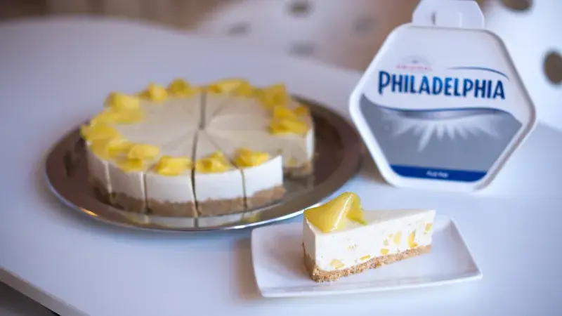 Mangový cheesecake s makadamovými ořechy a kokosem