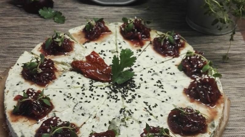 Špenátový cheesecake s cibulovou marmeládou