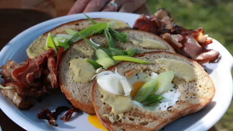 SELSKÝ CHLÉB SE ZAPEČENÝMI VEJCI