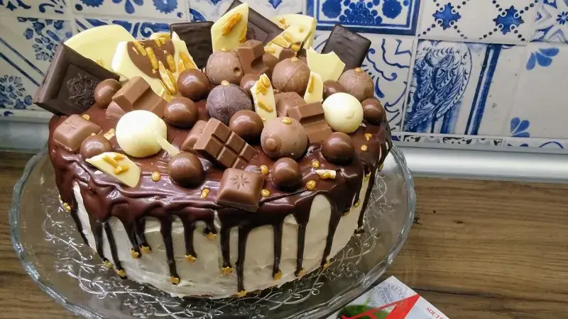 Narozeninový smetanový dort s čokoládou