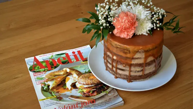 Dýňový dort s kořeněným sýrovým krémem a karamelem