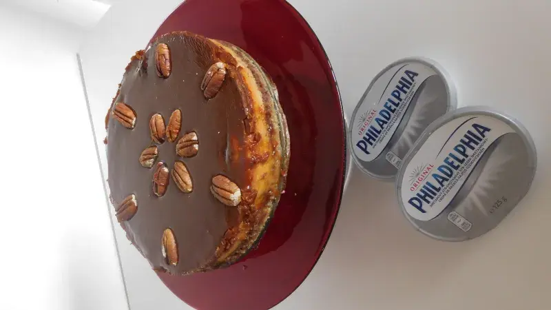Vrstvený čokoládovo-karamelový cheescake