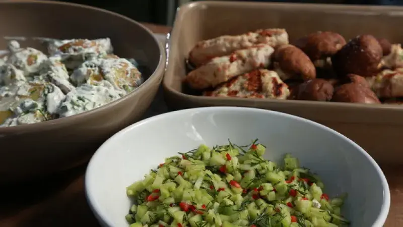 KRŮTÍ PLACIČKY, BRAMBORY SE SMETANOU, ŽAMPIONY A OKURKOVÁ SALSA