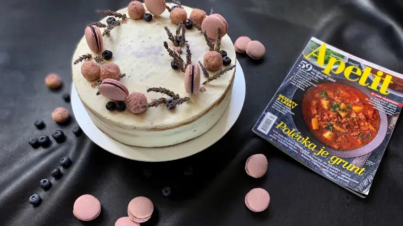 Levandulový dort s borůvkami