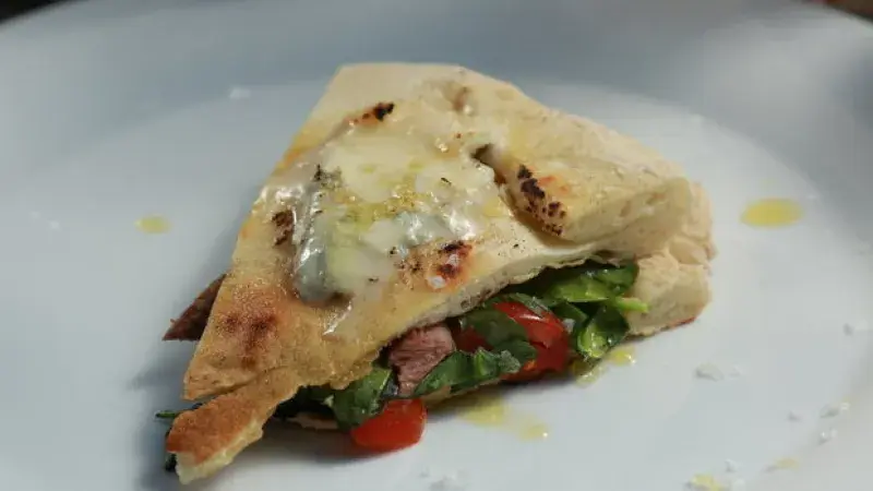 SENDVIČ S HOVĚZÍM MASEM A MODRÝM SÝREM