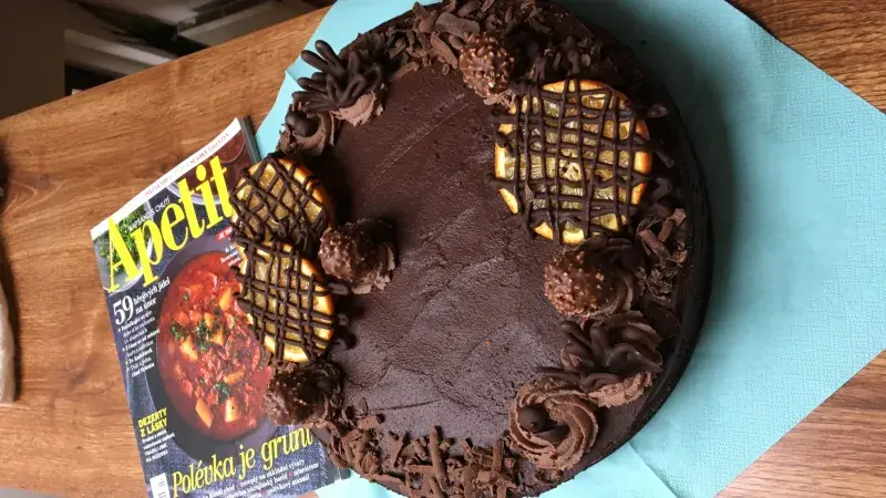 Čokoládový narozeninový dort s vůní pomeranče