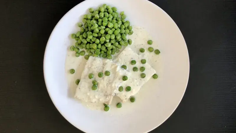 Rybí filé s nivovou omáčkou a máslovým hráškem