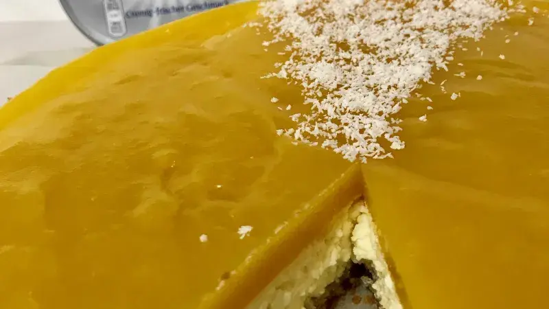 Cheesecake s bielou čokoládou, kokosom a mangom