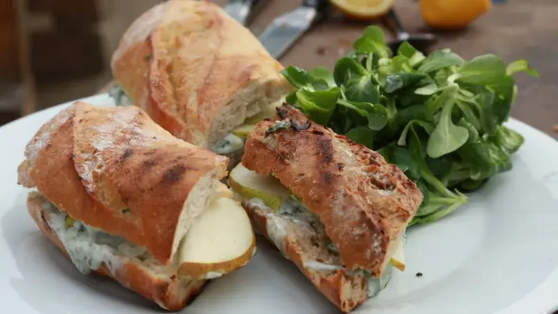 SENDVIČ S HRUŠKOU A MODRÝM SÝREM