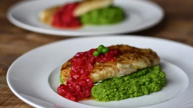 Mořský vlk se šalotkouvou salsou a hráškovým pyré