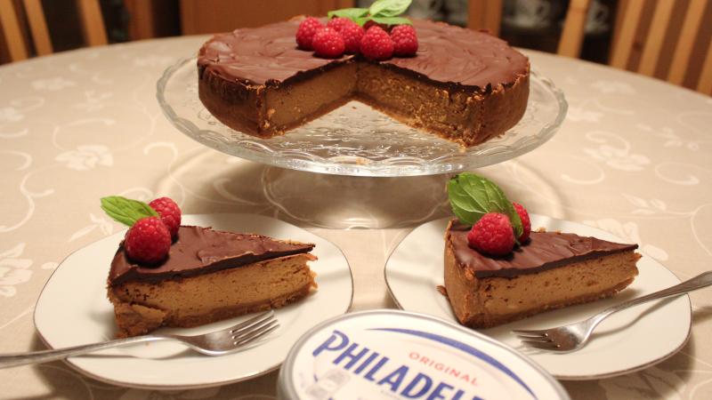 Karamelový cheesecake s malinami a mátou