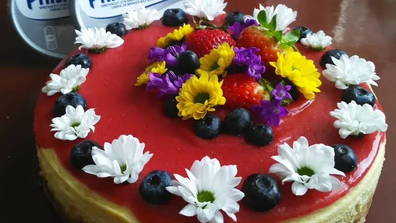 Jarní jahodový cheesecake s jedlými květy