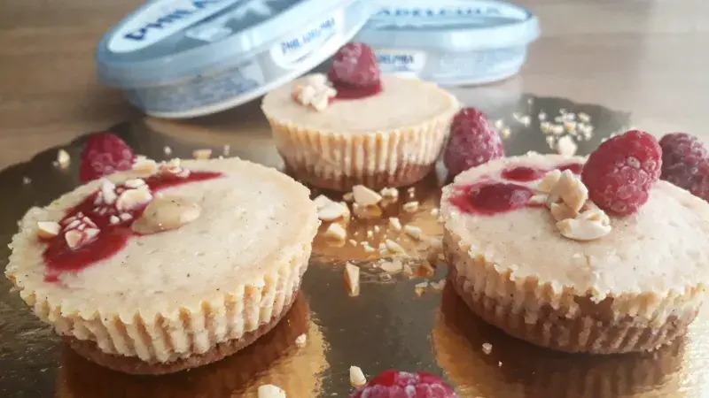 Mini cheesecakes s arašídovým máslem a malinovou omáčkou  