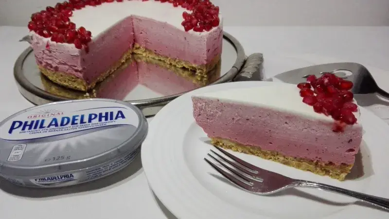 Ombre cheesecake s granátovým jablkom a cviklou