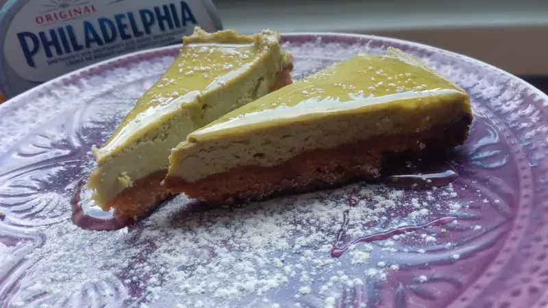 Matcha cheesecake s medem
