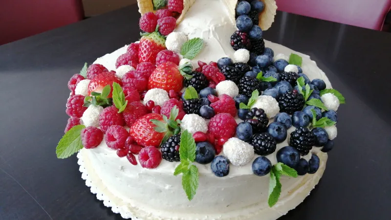 Ovocný dort s kokosovým karamelem a vanilkou