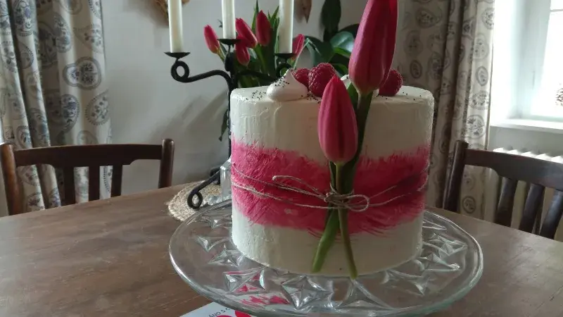 Makový dort s citronovým krémem a malinami