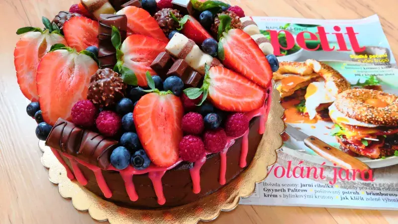 Nugátový dort s čokoládovou polevou a ovocem