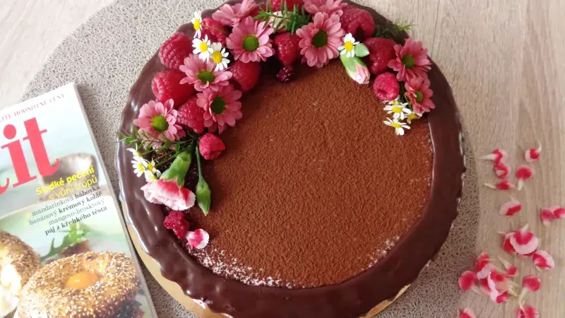 Čokoládovo-malinový narozeninový dort