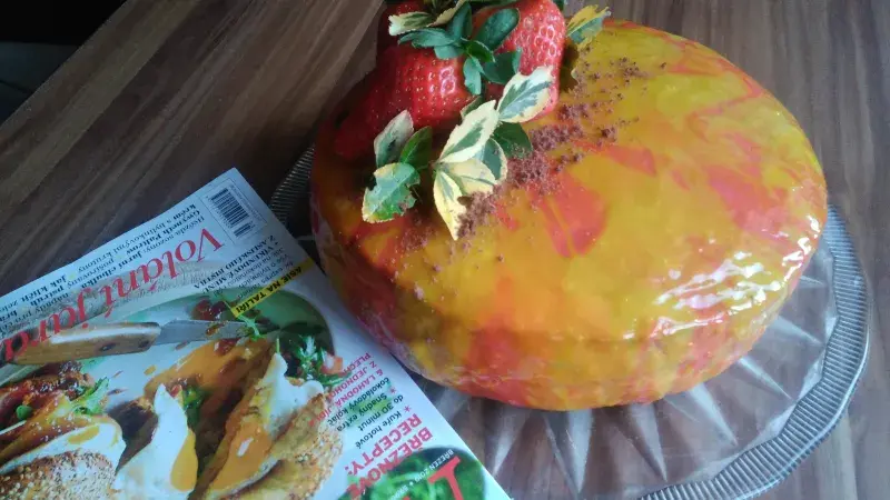 Kakaový dort s jahodami a dvěma krémy v zrcadlové polevě