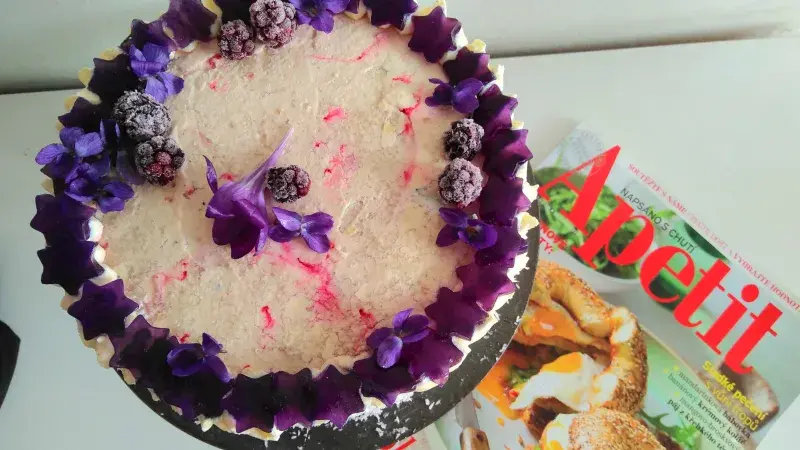 Svěží jarní dort s fialkami